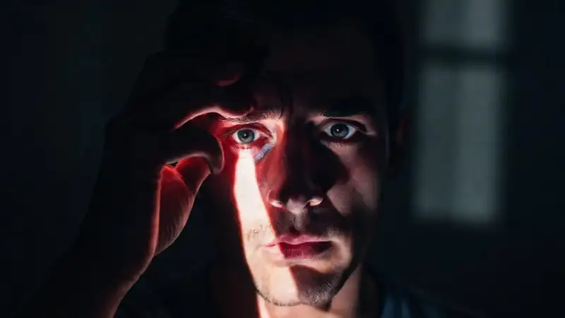 La luz intensa causa molestias y daño